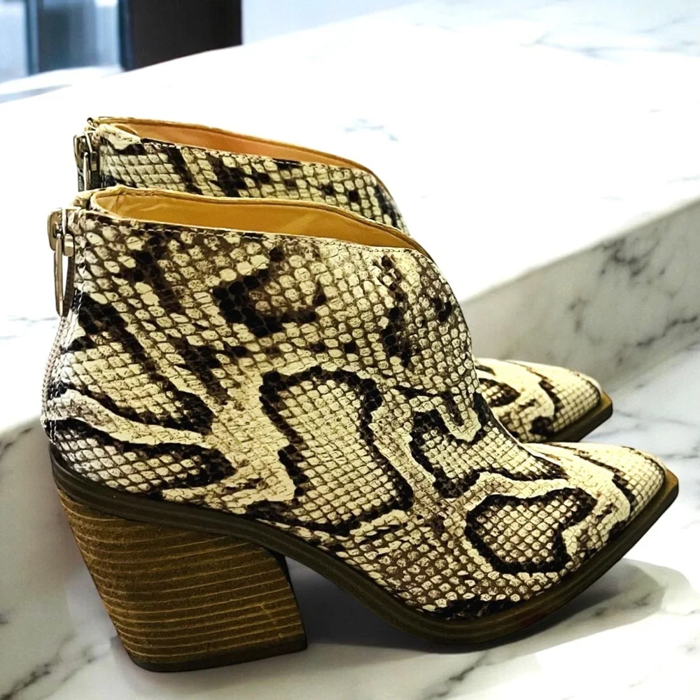 VINCE CAMUTO Short White Leather Boots Ginsel Size 6.5 Snake Print 1362-18